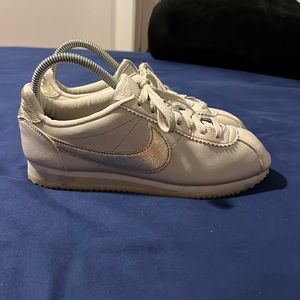 Nike Woman's Classic Cortez Premium Bone Gold Casual Shoes Sneakers Size 8